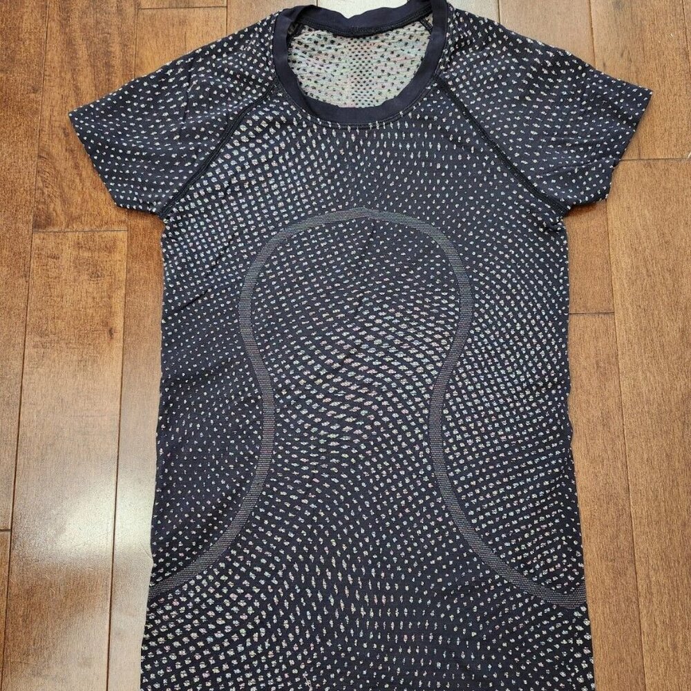 Lululemon women's short sleeve swiftly top in size 4